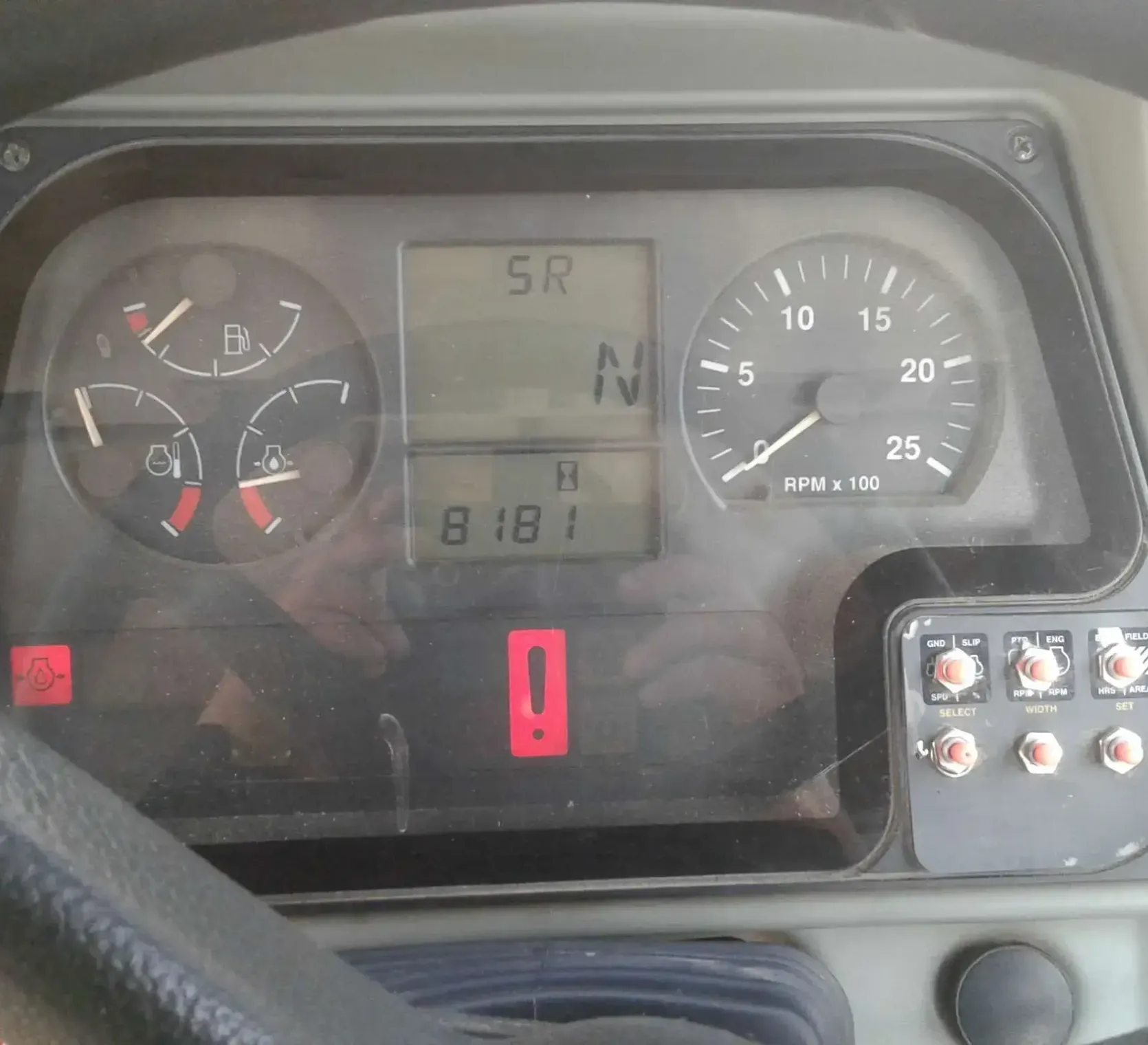 Licznik Motogodzin ciągnik Massey Ferguson 8240