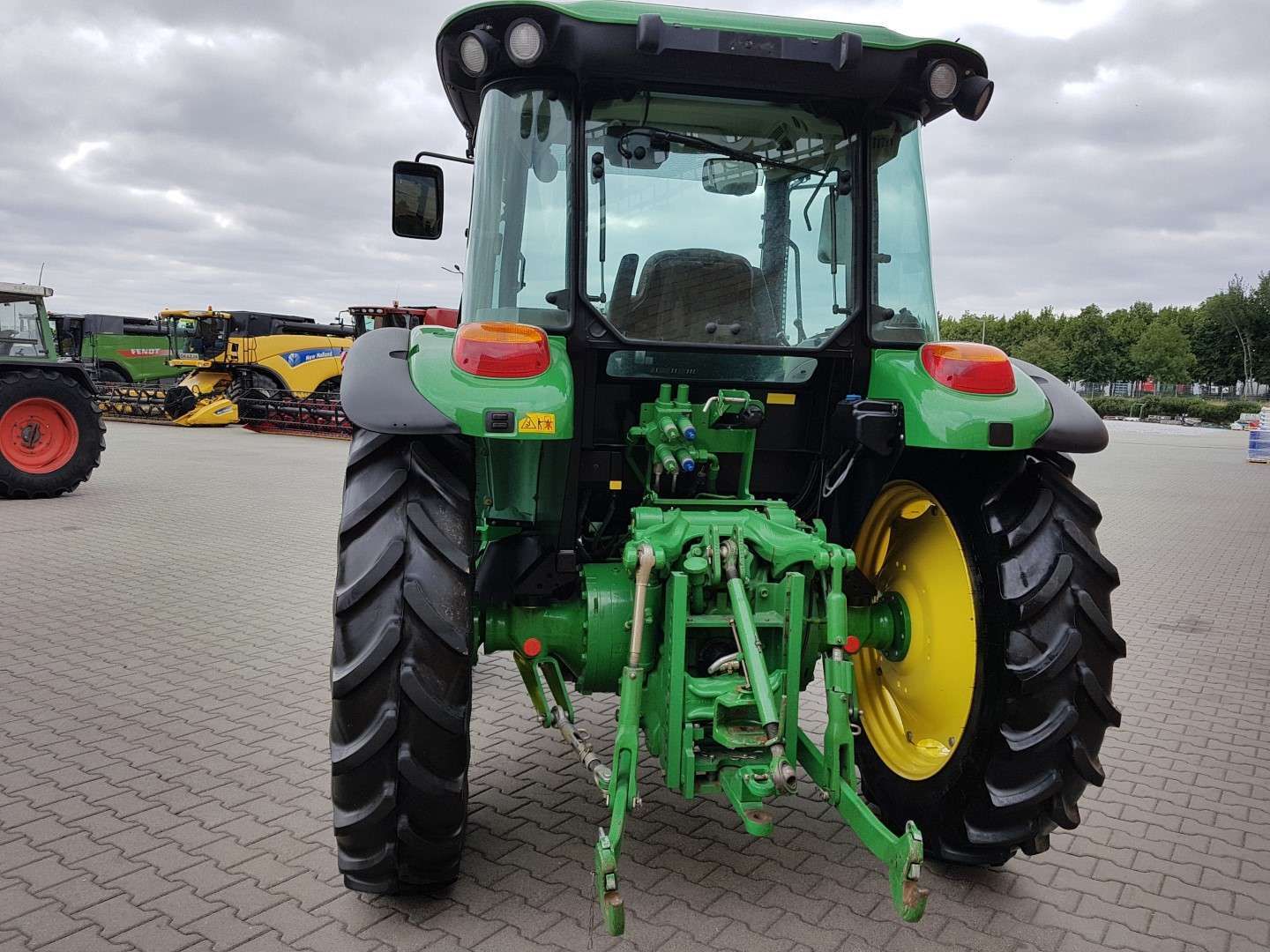 Tył John Deere 5070 M tylny tuz koła korbanek.pl