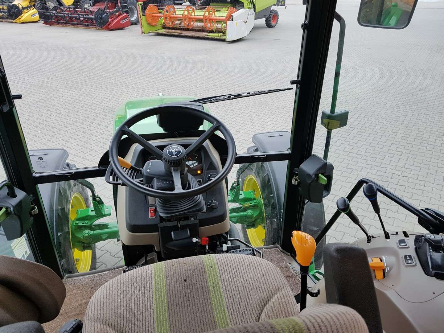 John Deere 5070 M widok z kabiny fotel oepratora deska rozdzielcza korbanek.pl