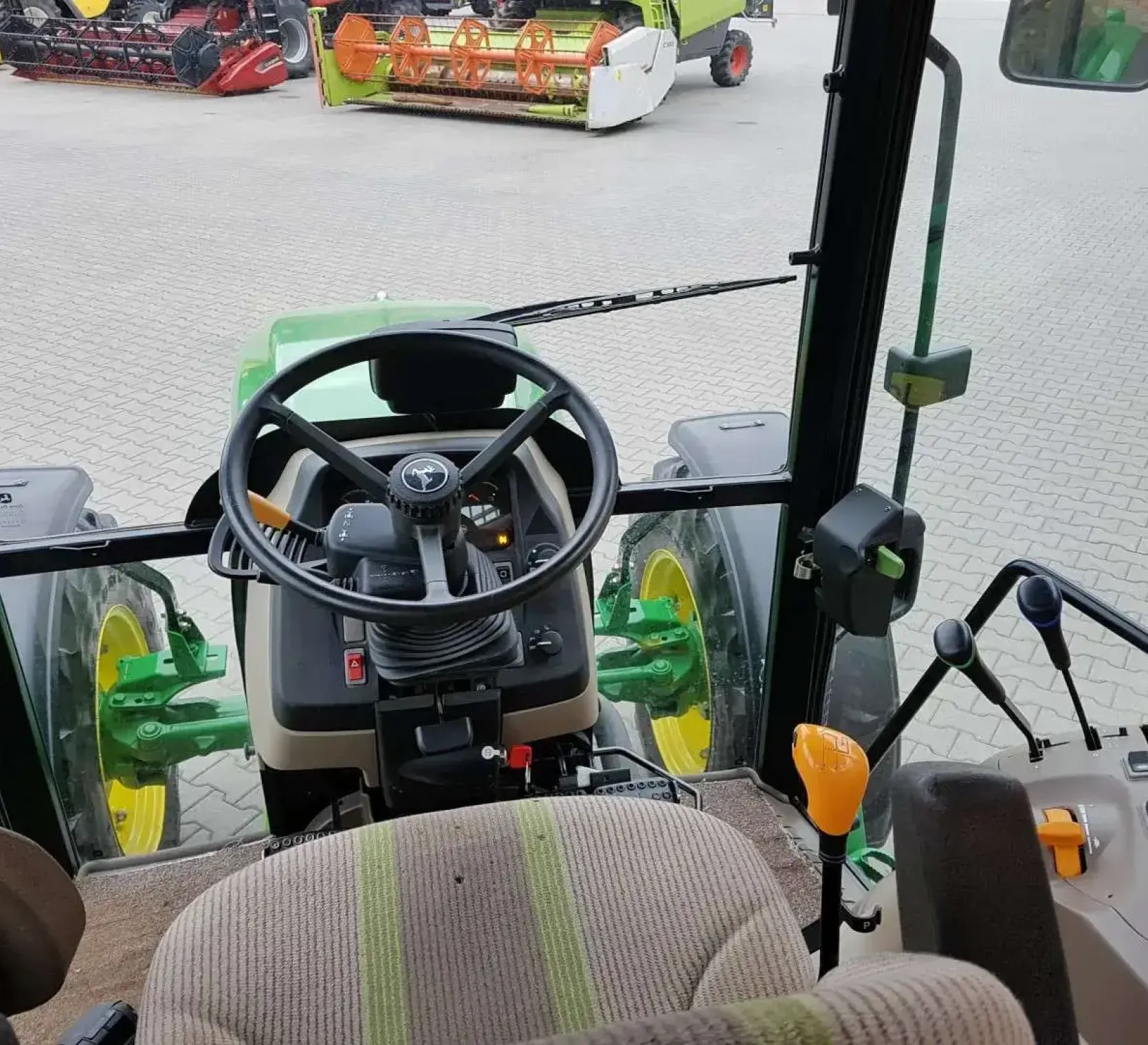 John Deere 5070 M widok z kabiny fotel oepratora deska rozdzielcza korbanek.pl