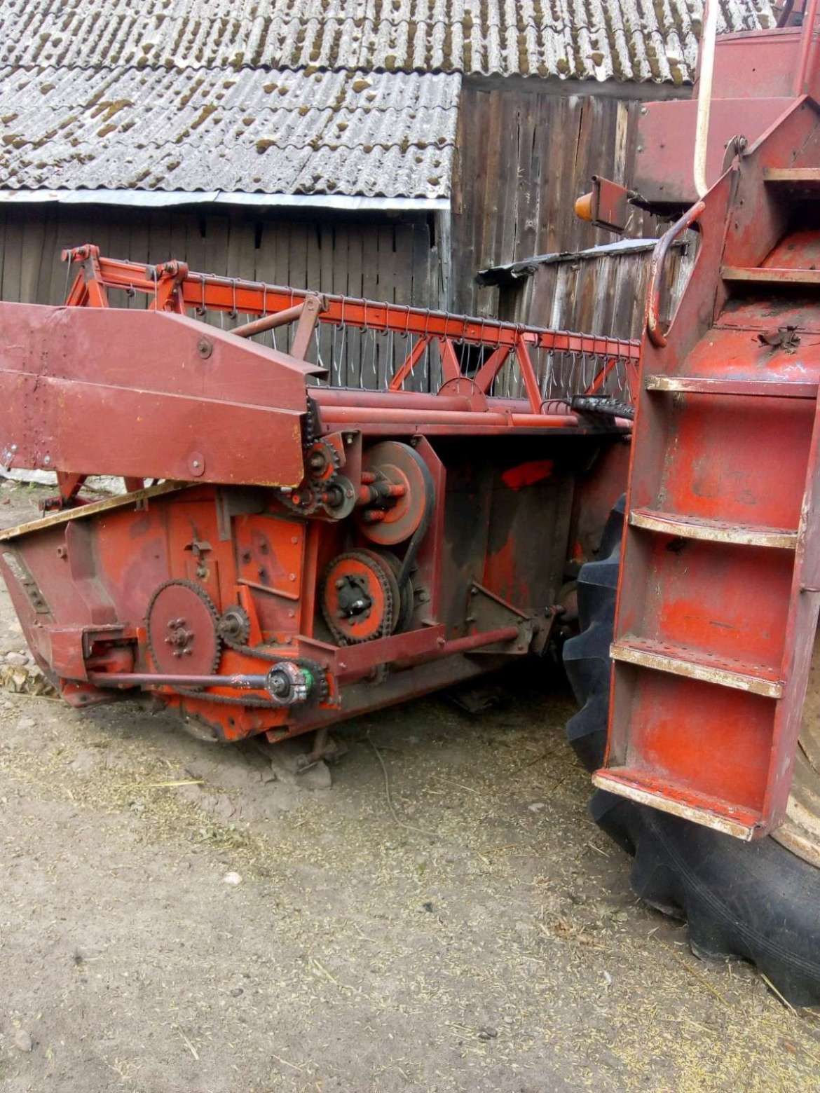 heder kombajnu używanego Bizon Z 056 kolor czerwony