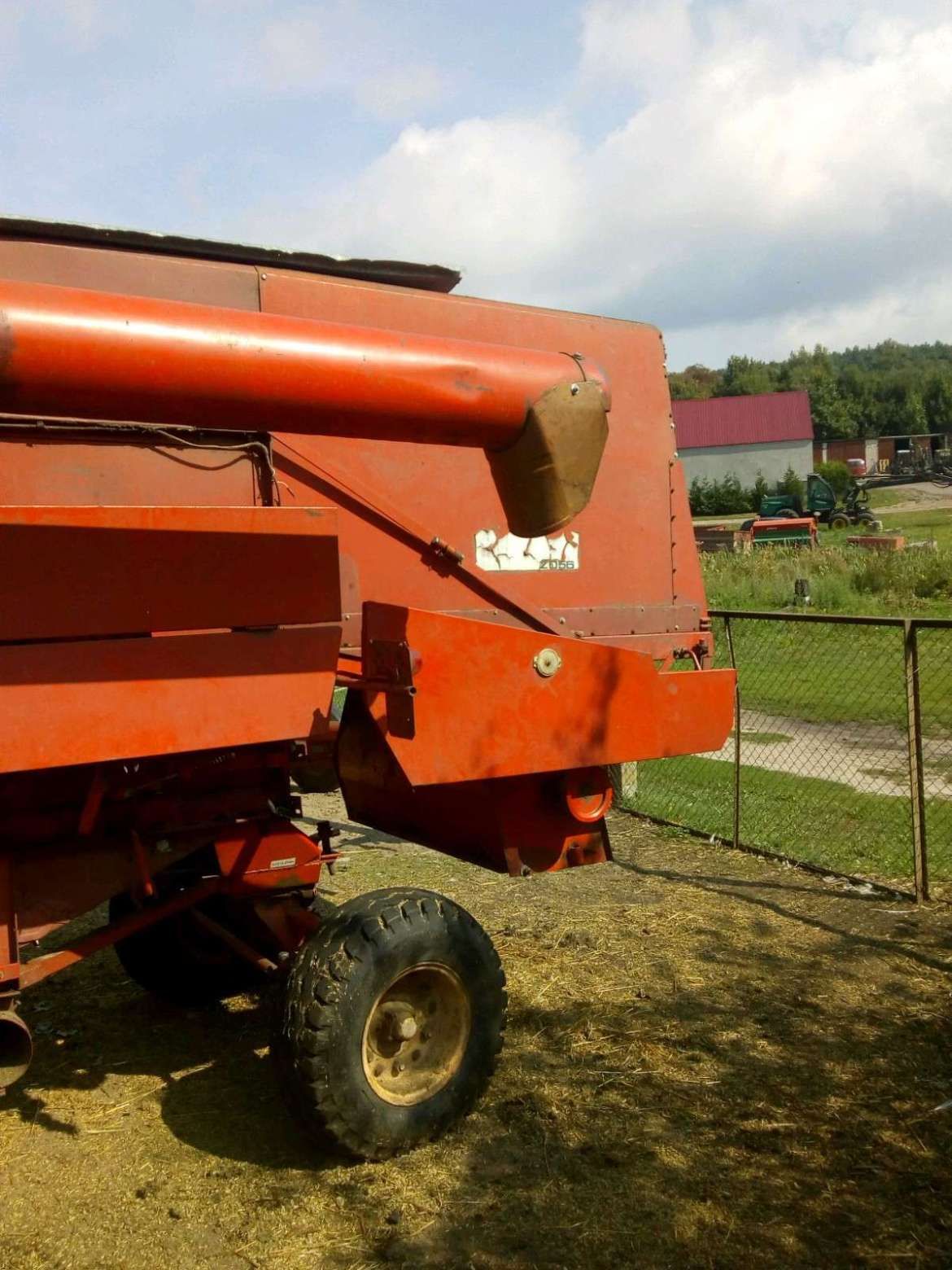 lewy tył kombajnu zbożowego Bizon Z 056 używany