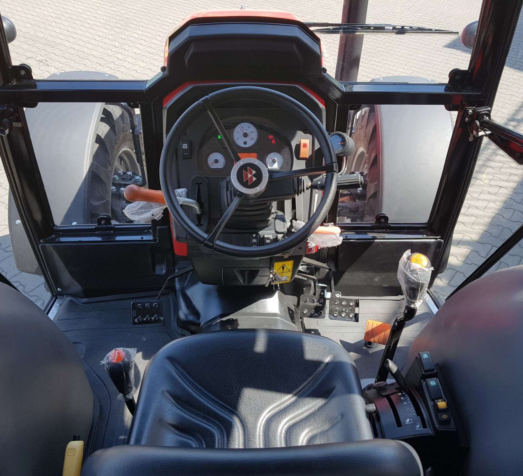 Komfortowa i nowoczesna kabina w ciągniku Massey Ferguson 4708 z ogrzewaniem i klimatyzacją okazja korbanek.pl