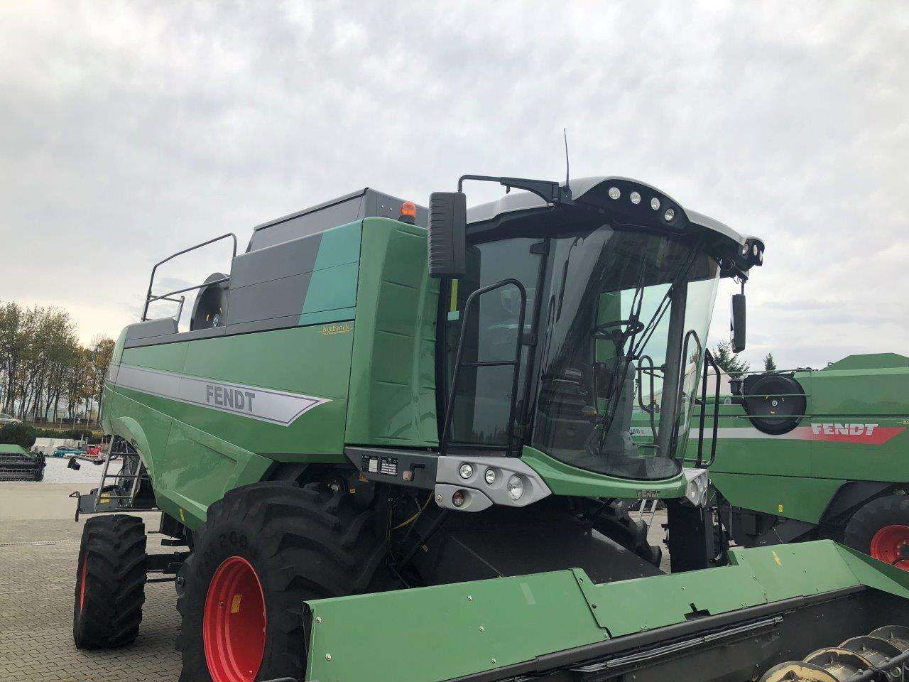 Kombajn zbożowy używany Fendt 6335 widok z przodu 