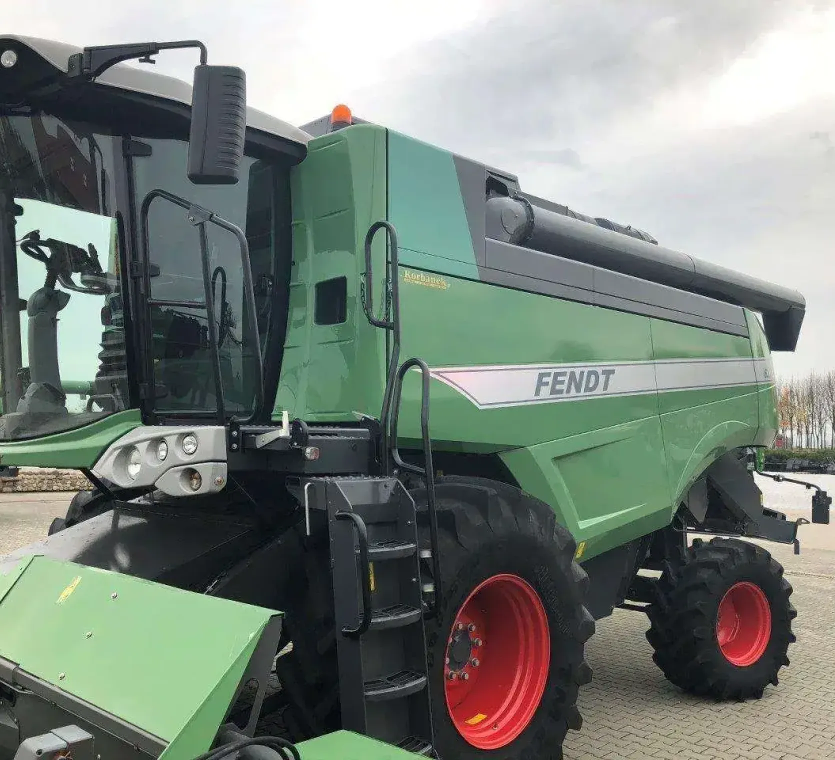 Kombajn zbożowy 6-klawiszowy FENDT 6335 C na utwardzonym placu widok z lewej strony