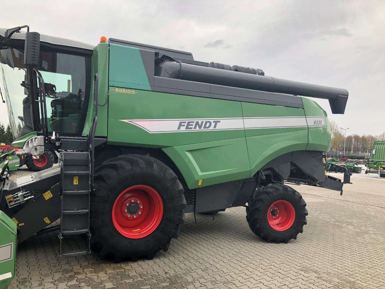 Heder do kombajnu Fendt 6335 C w tle drzewa i  hala widok z przodu