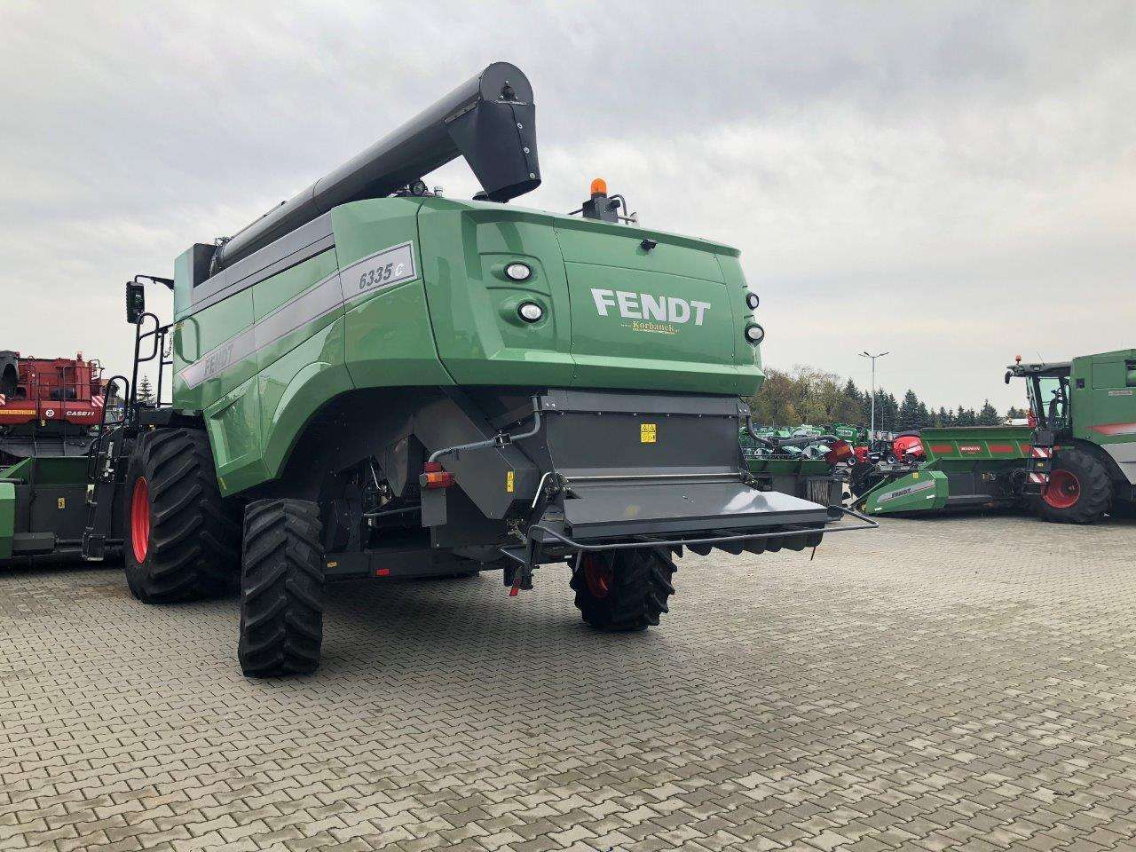 Kombajn  FENDT 6335 C 6-klawiszowy na placu utwardzonym placu widok z tyłu