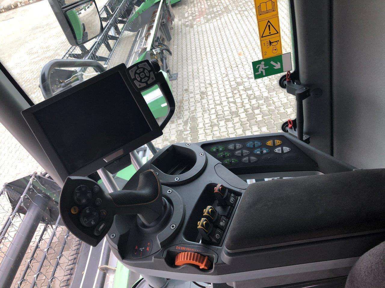 Wnętrze komfortowej kabiny kombajnu zbożowego 6335 C widok z góry na panel strerujący
