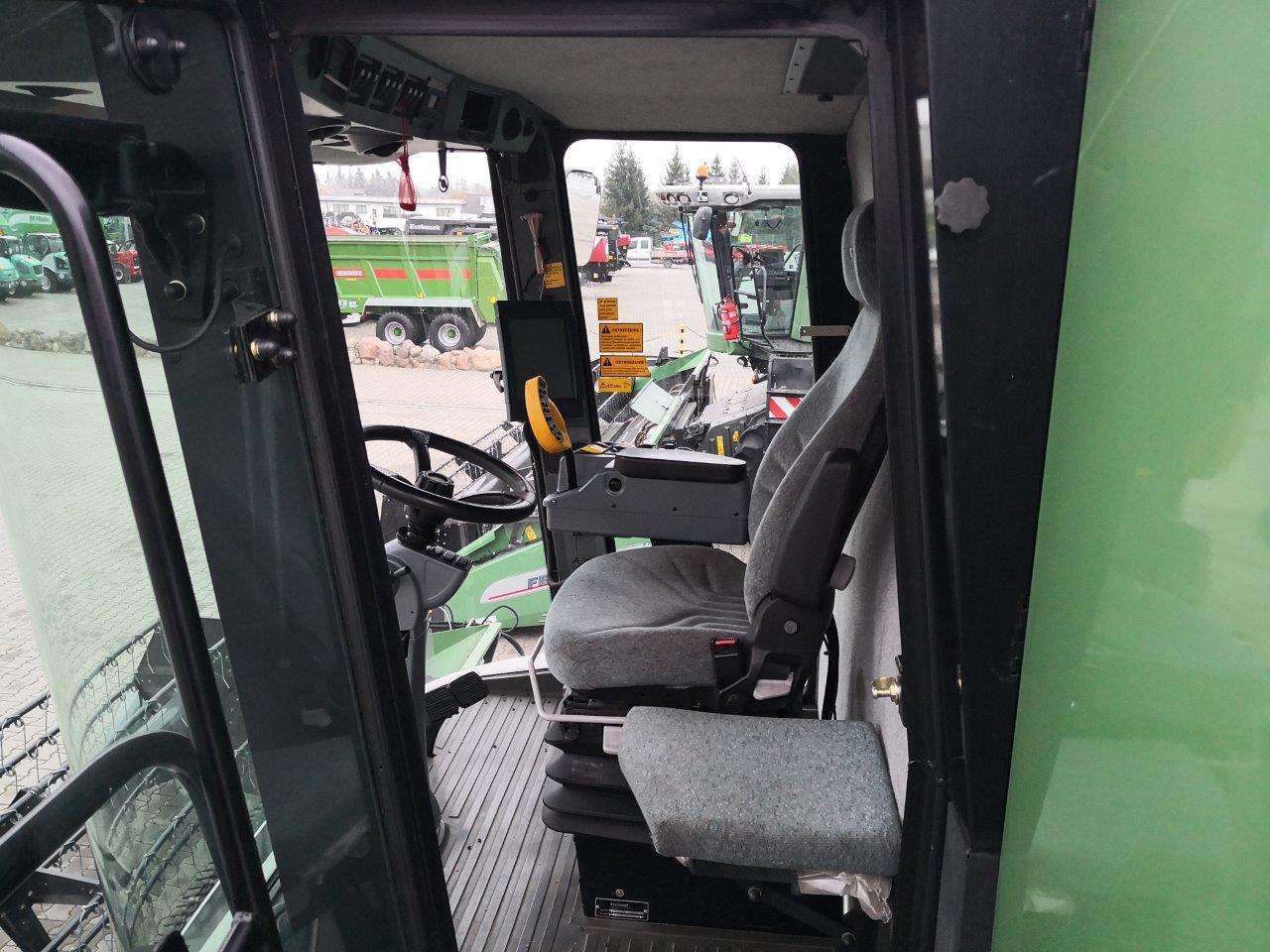 Kabina w używanym kombajnie Fendt 8370 P widok na siedzenie operatora oraz pasażera 