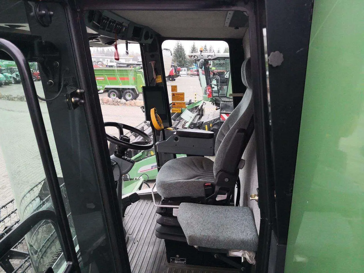 Kabina w używanym kombajnie Fendt 8370 P widok na siedzenie operatora oraz pasażera 