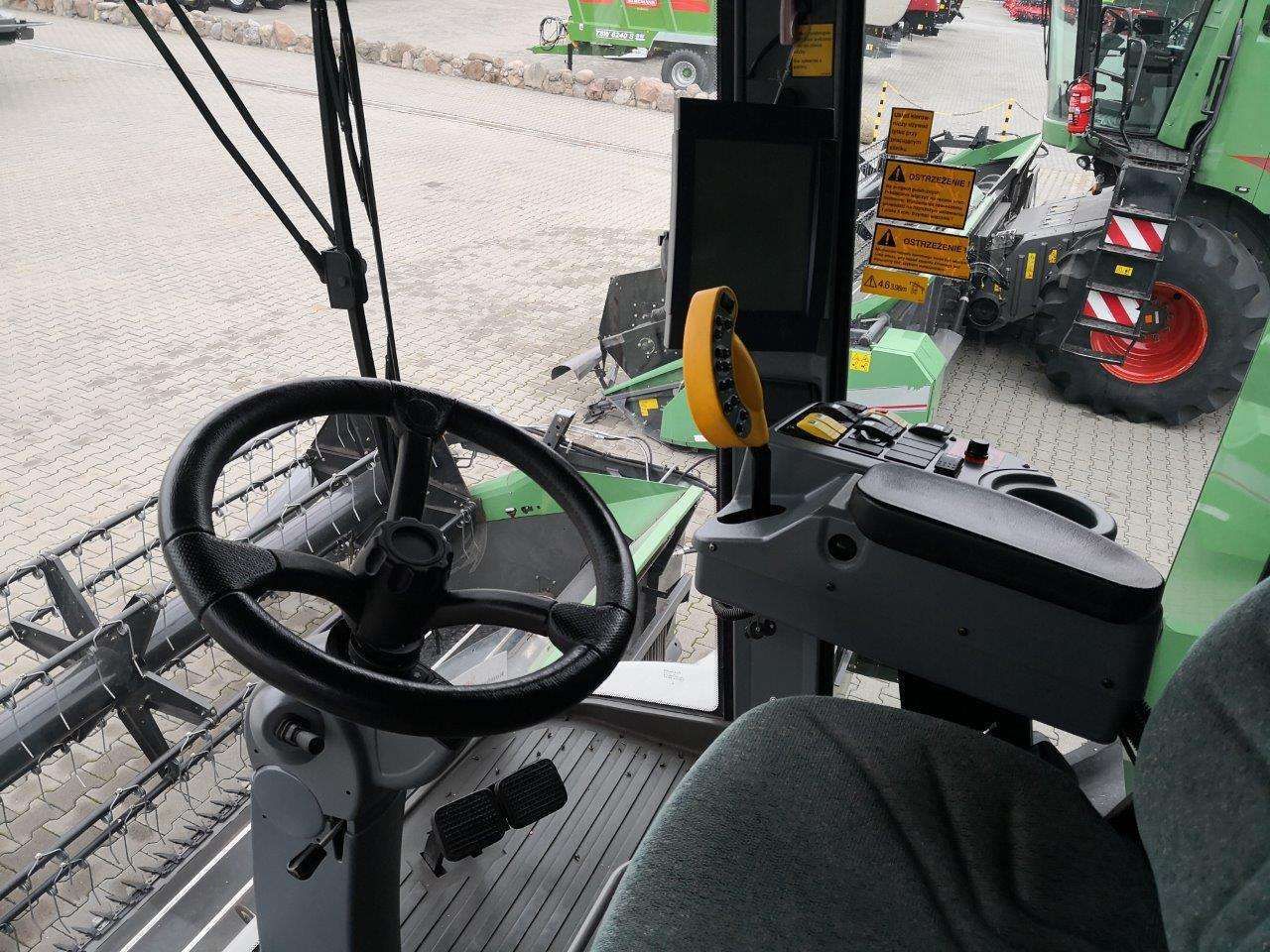 Wnętrze komfortowej kabiny używanego kombajnu Fendt 8370 P widok na stanowisko operatora 