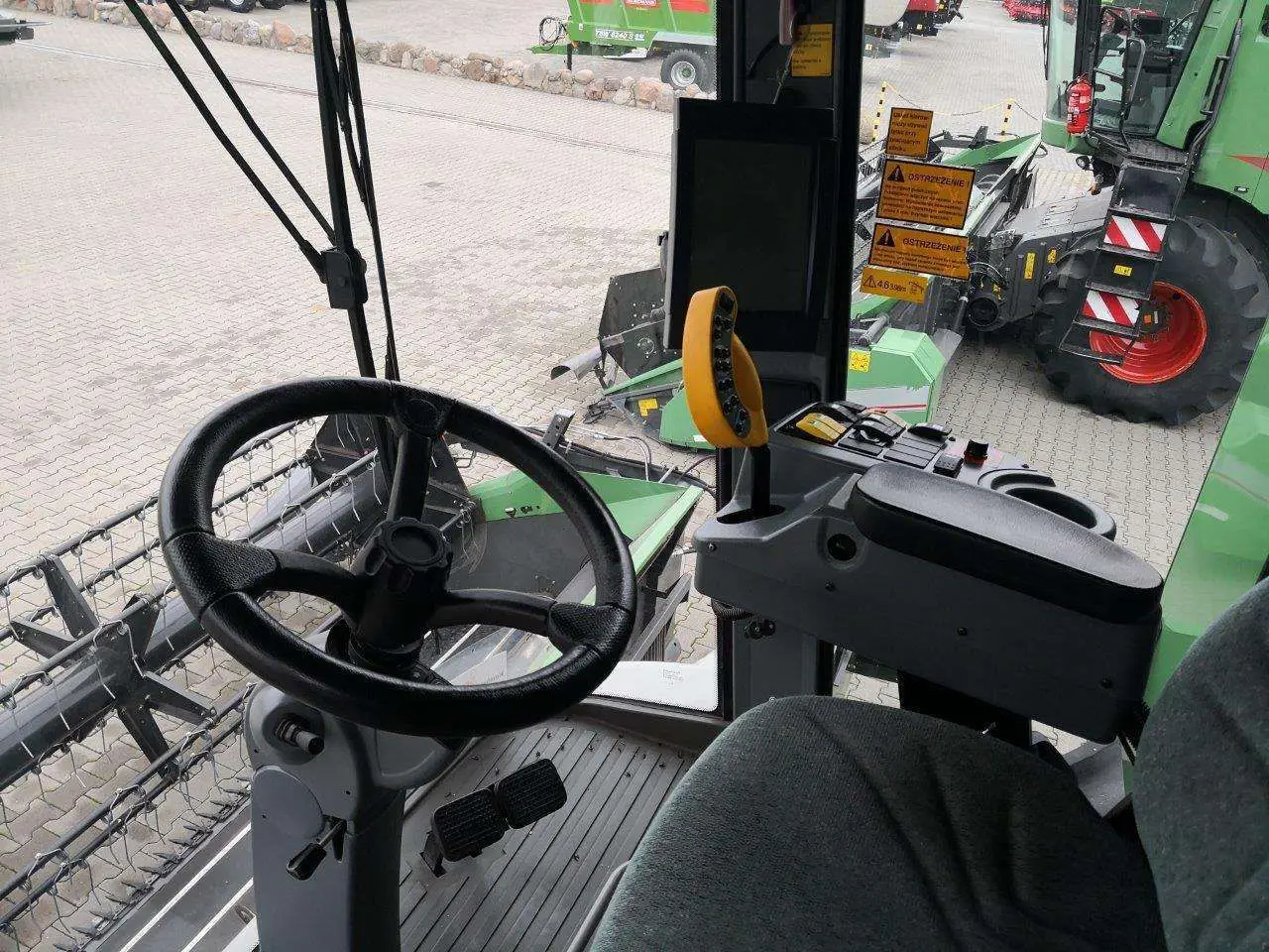 Wnętrze komfortowej kabiny używanego kombajnu Fendt 8370 P widok na stanowisko operatora 