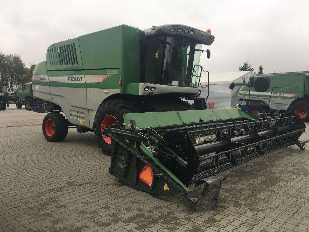 Używany Kombajn zbożowy FENDT 8370 na utwardzonym placu maszynowym zdjęcie z prawej strony