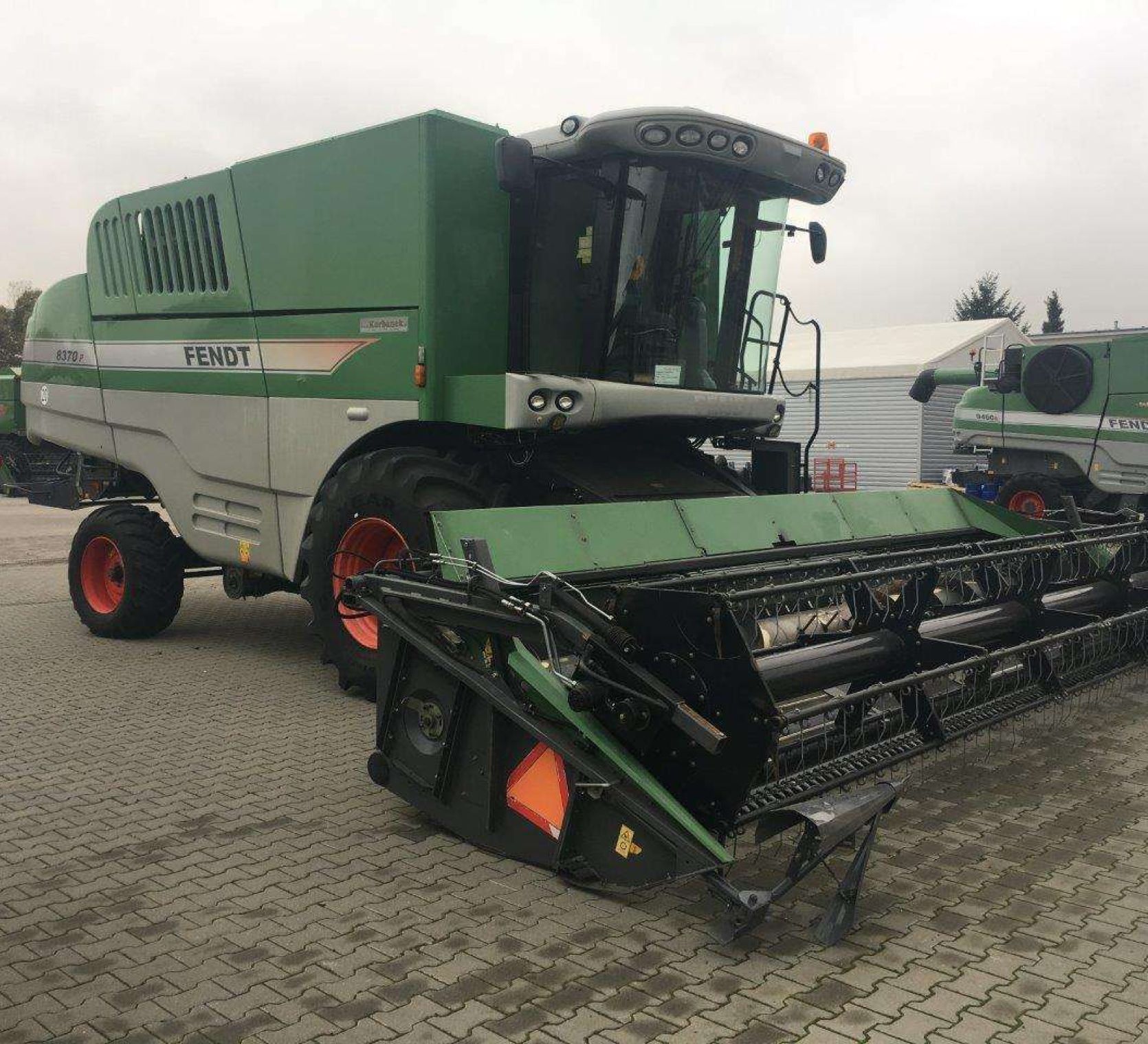 Używany Kombajn zbożowy FENDT 8370 na utwardzonym placu maszynowym zdjęcie z prawej strony