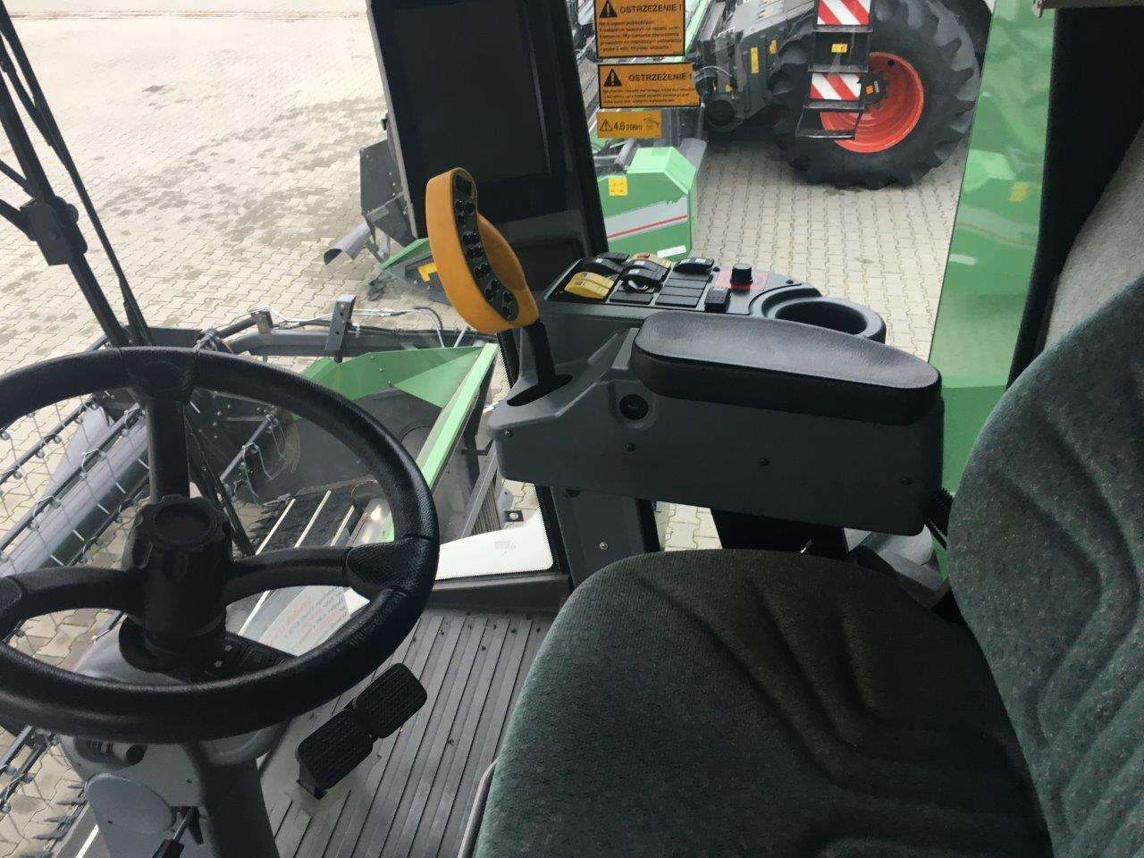 Komfortowe wnętrze używanego kombajny Fendt 8370 widok od wewnątrz z góry 