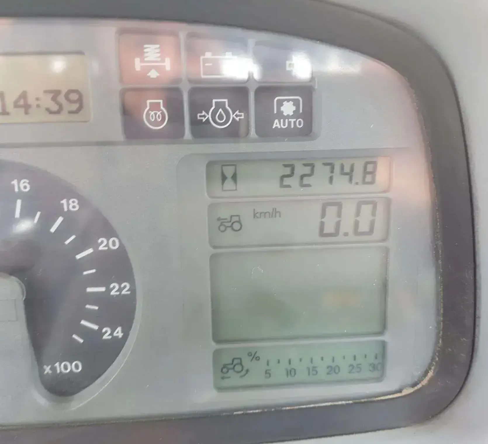 Licznik i stam motogodzin przepracowanych w używanym ciągniku SAME IRON