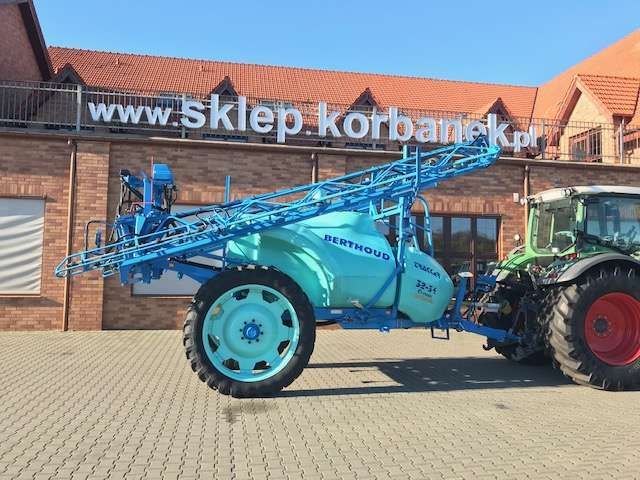 opryskiwacz berthoud zaczepiony do ciagnika fendt