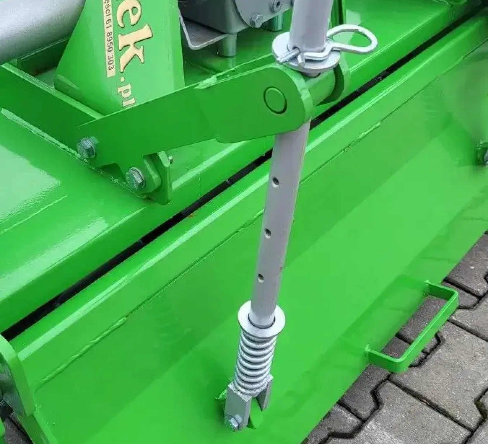 Uchylna, tylna klapa w glebogryzarce firmy BOMET typ Virgo o szerokości roboczej 120 cm