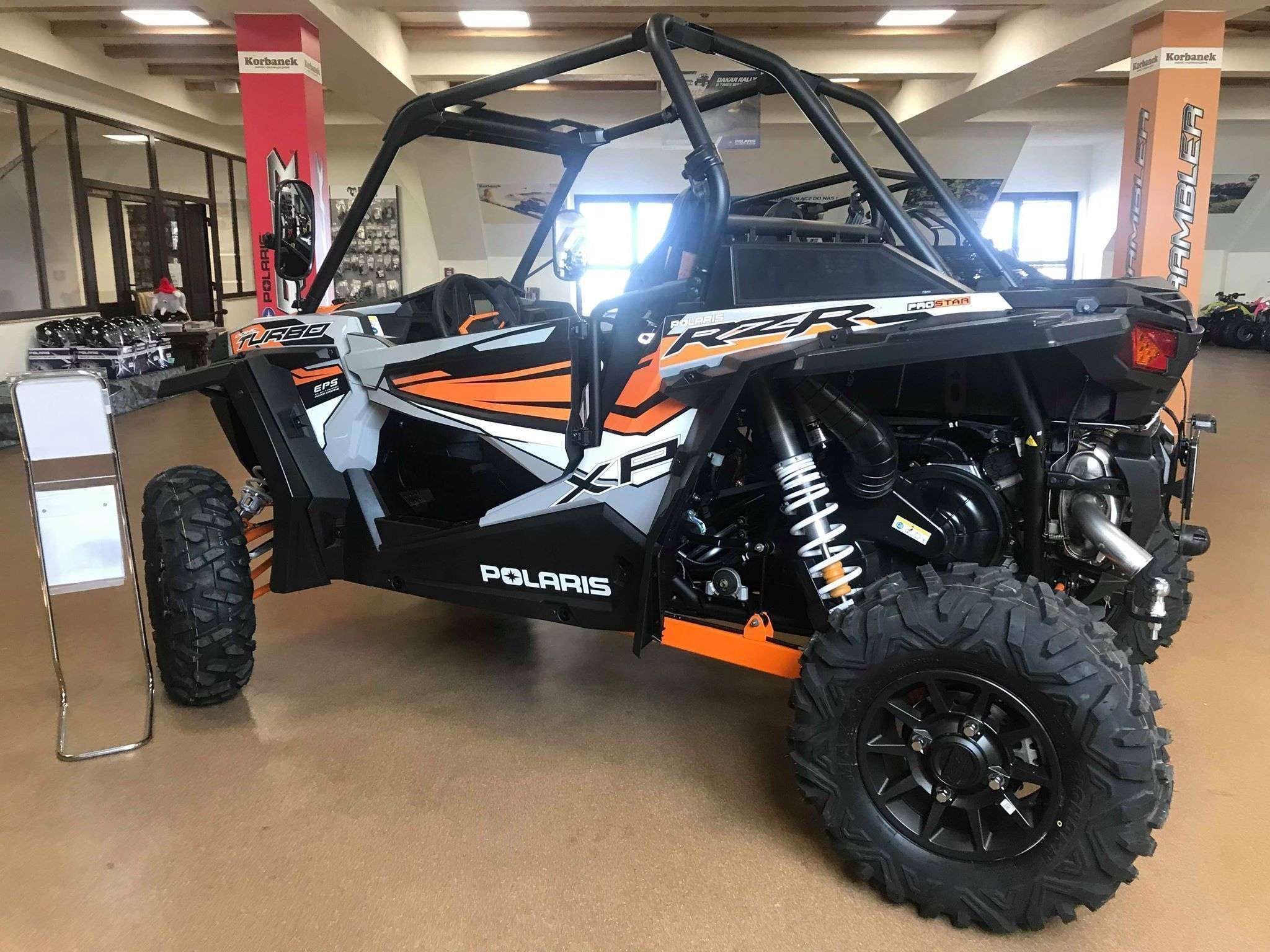 kadr lewego boku Polaris RZR XP Turbo EPS mocna stabilna konstrukcja