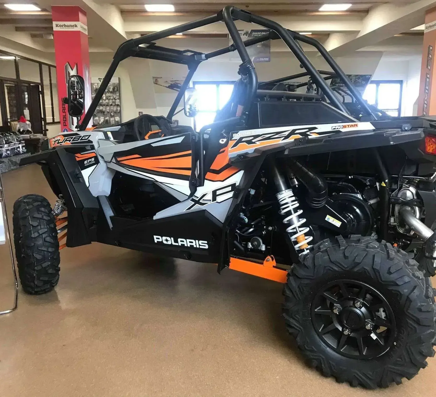 kadr lewego boku Polaris RZR XP Turbo EPS mocna stabilna konstrukcja