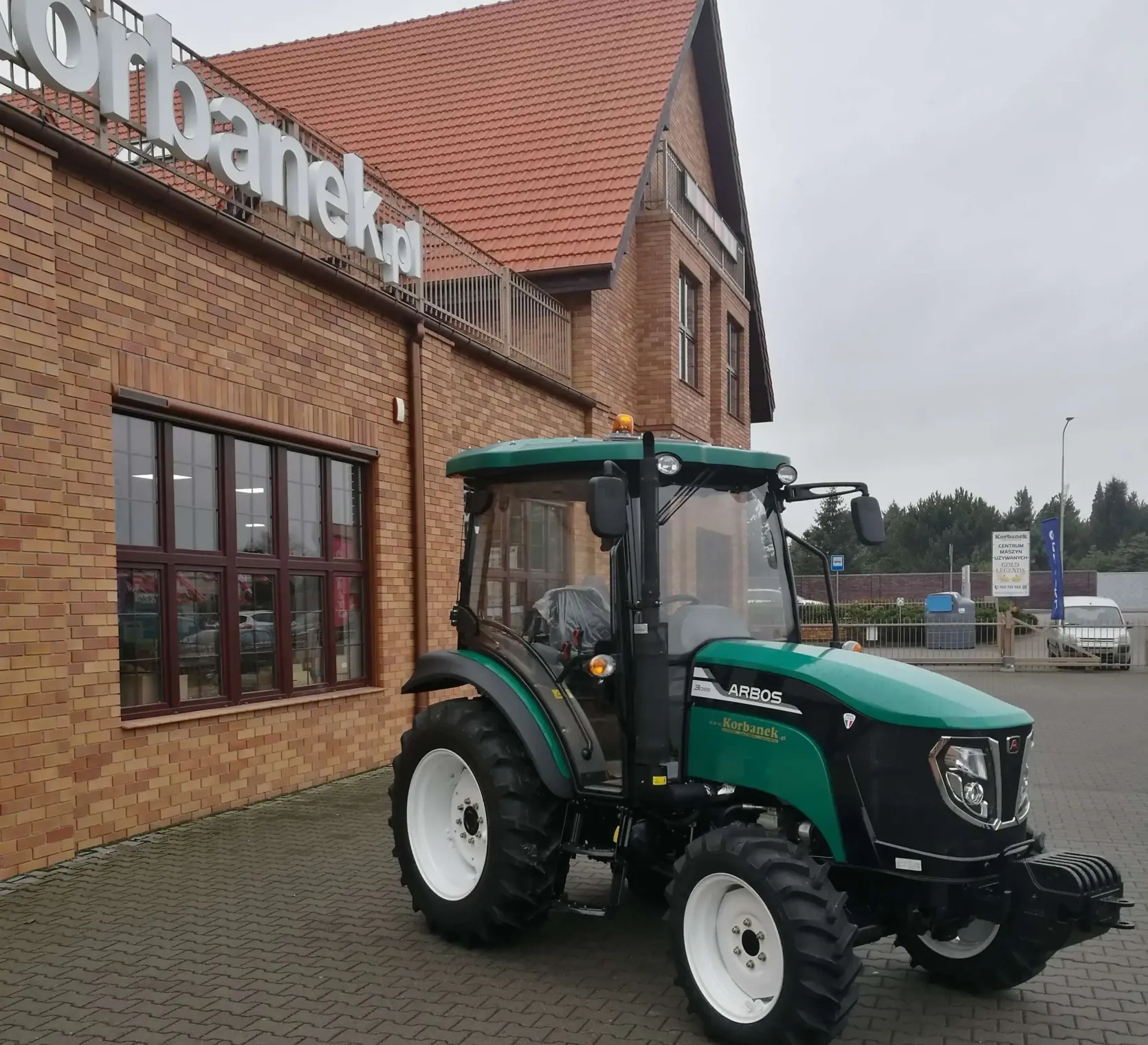 arbos 3055 na tle magazynu części korbanek