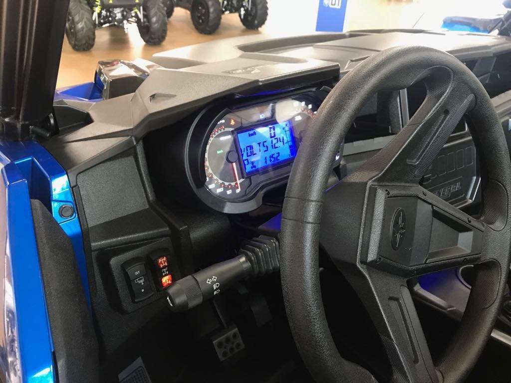 Wnętrze quada Polaris - niebieski wyświetlacz na desce rozdzielczej w General 1000 EPS 