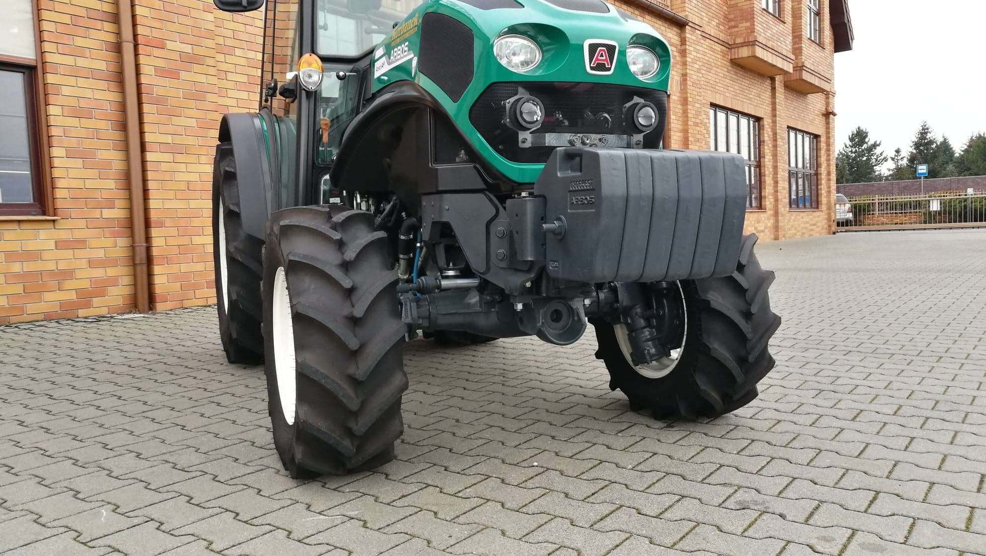 Przód ciągnika 4090AF z obciążnikami przednimi