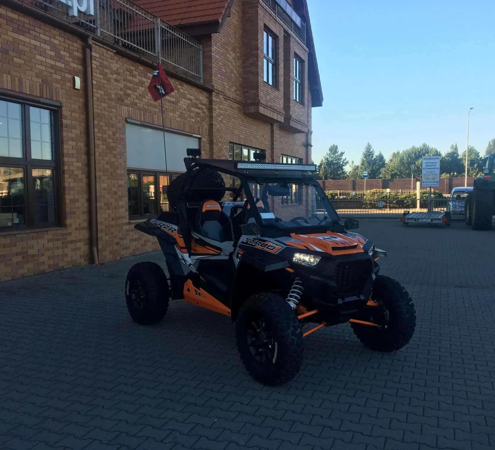 używany Polaris RZR XP Turbo EPS - Limited Edition na tle budynku salonu