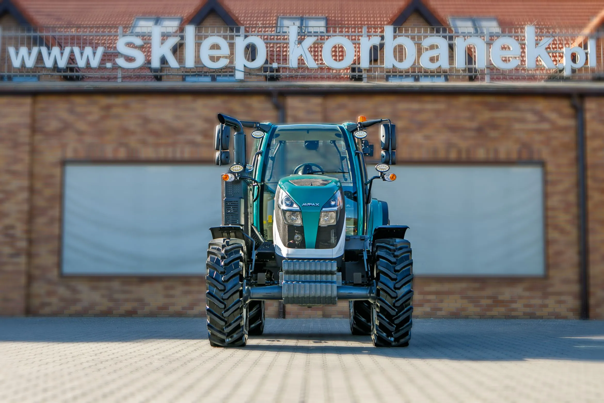 Ciągnik rolniczy marki AUPAX model 4110 Stage V widok na przód