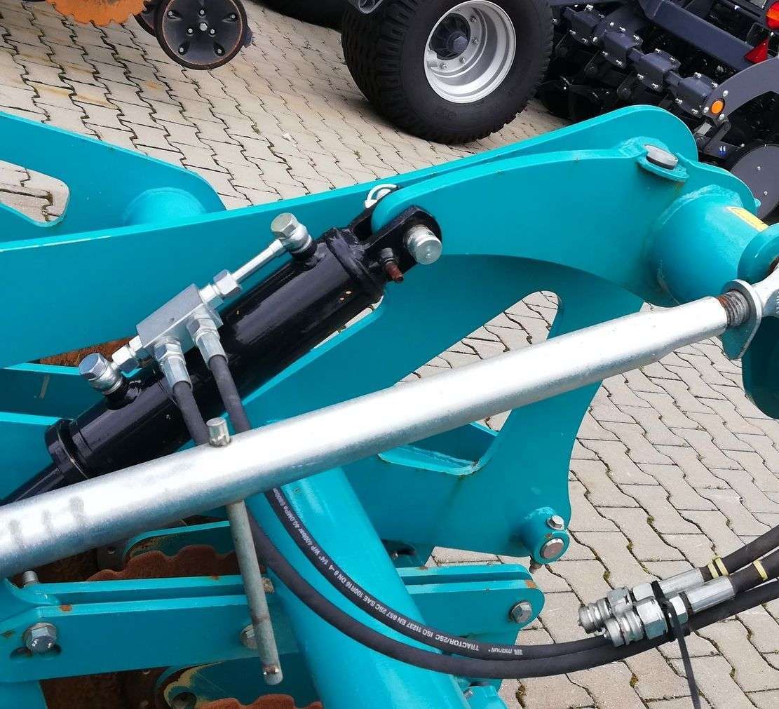 Hydrauliczna regulacja docisku sekcji talerzowych