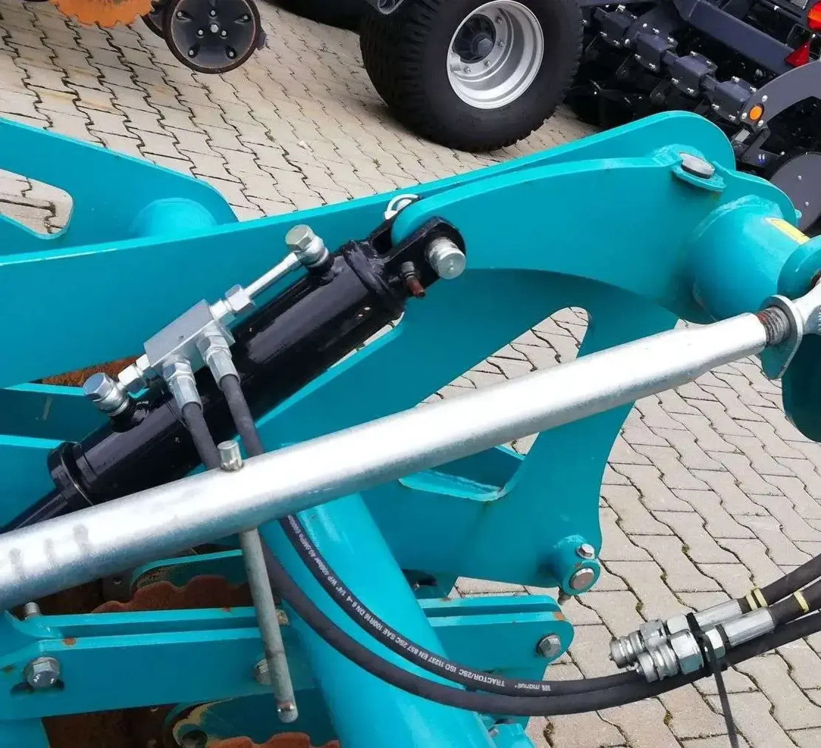 Hydrauliczna regulacja docisku sekcji talerzowych