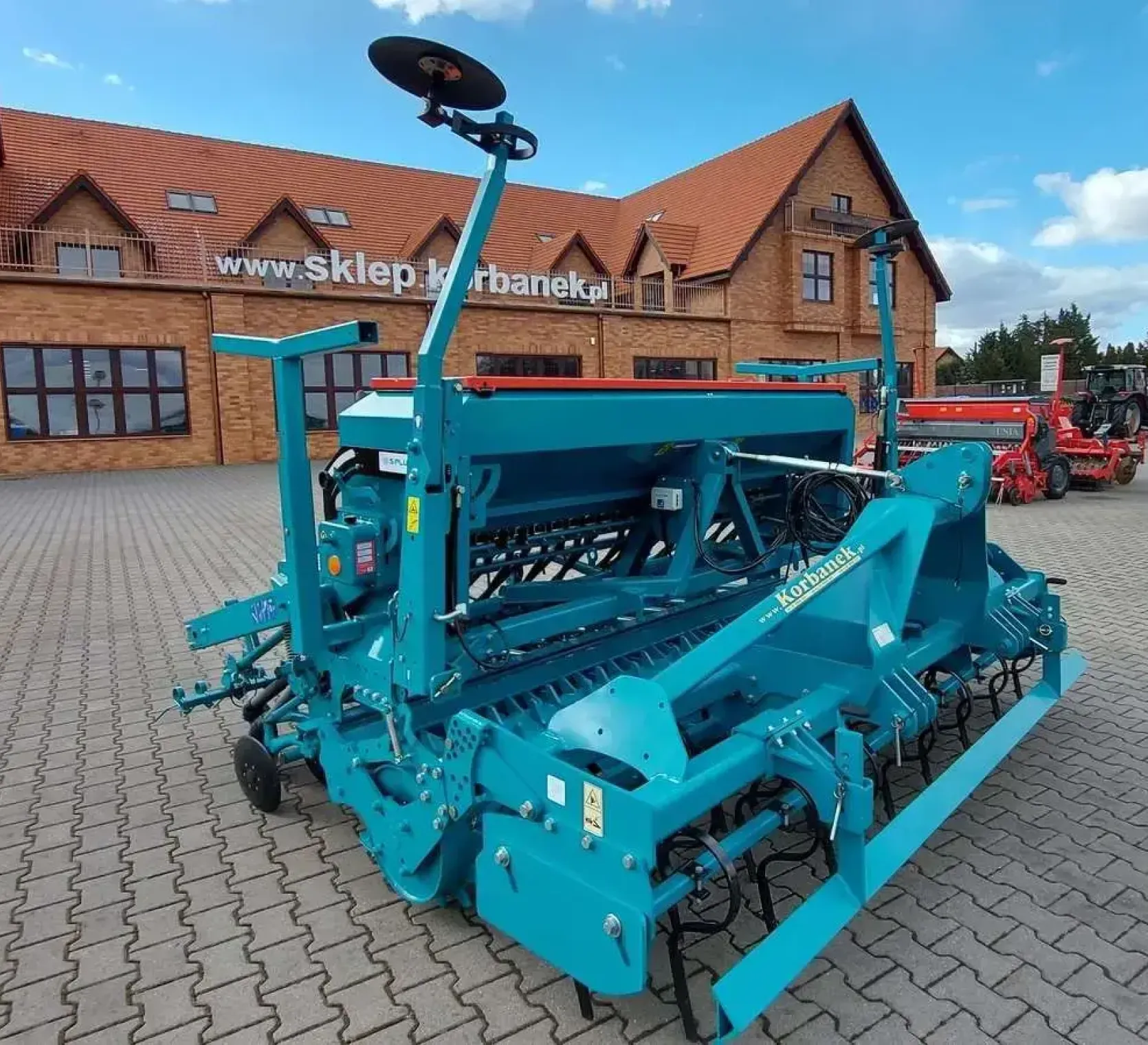 Agregat uprawowo-siewny bierny z siewnikiem mechanicznym