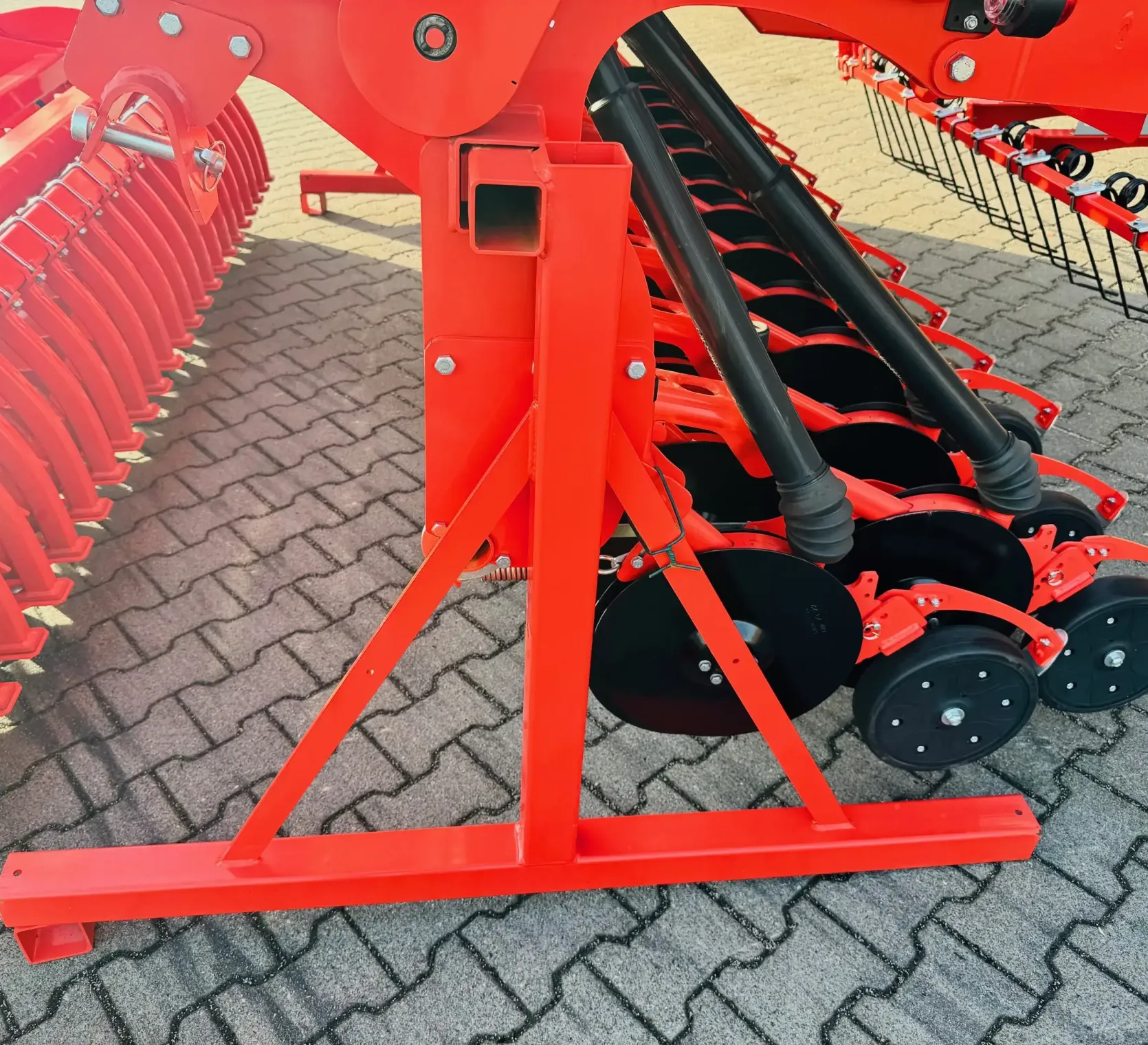 Agregat-uprawowo-siewny-zestaw-uprawowy-3-0-maschio-gaspardo-plac-firma-korbanek
