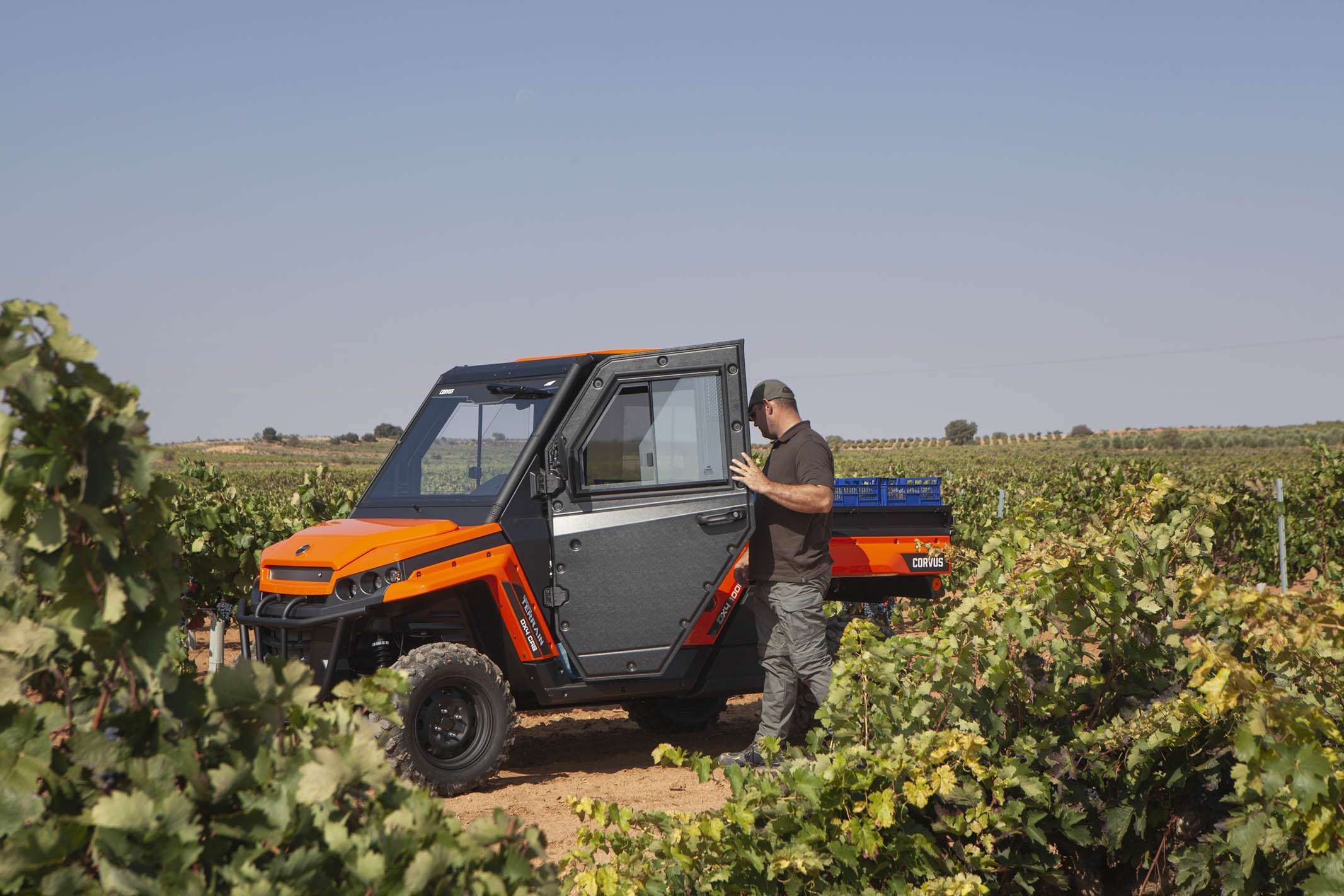 UTV Corvus Terrain na polu