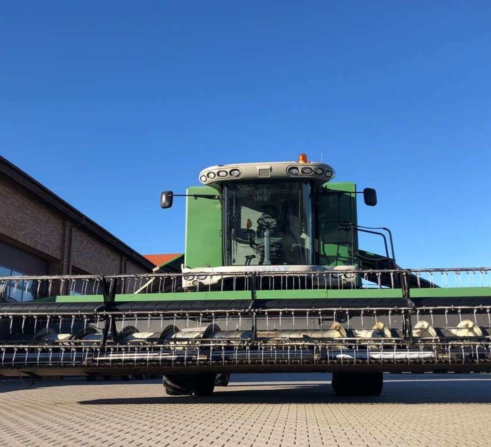 Kombajn zbożowy FENDT 8370 P z hederem na utwardzonym placu zdjęcie z przodu