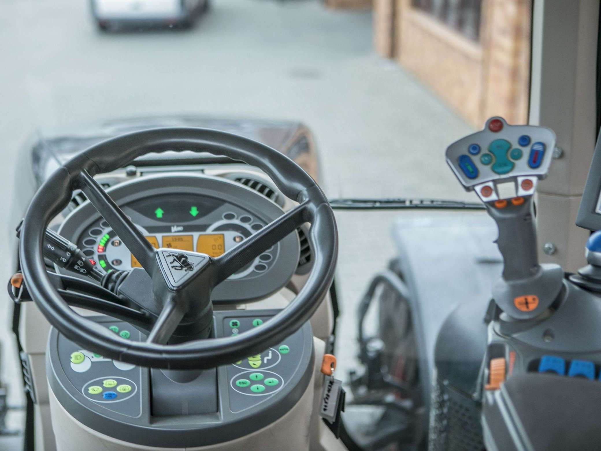 Kierownica , deska rozdzielcza i joystick wewnatrz kabiny ciagnika Fendt 936 z 2013 roku
