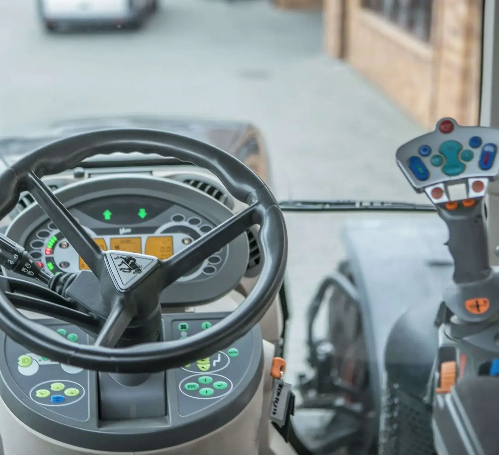 Kierownica , deska rozdzielcza i joystick wewnatrz kabiny ciagnika Fendt 936 z 2013 roku