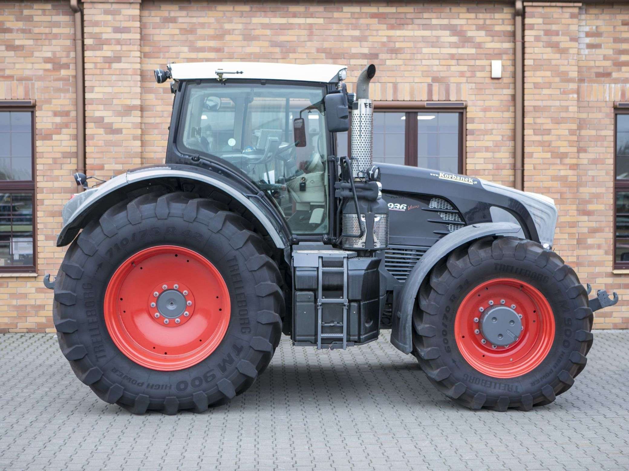 Uzywany Fendt 936 Vario na tle sklepu częsci Korbanek widok z prawej strony czarny kolor