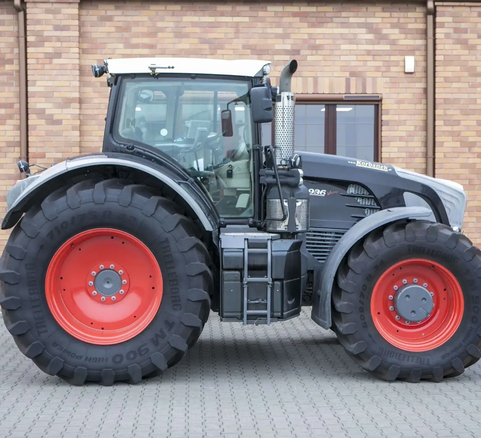 Uzywany Fendt 936 Vario na tle sklepu częsci Korbanek widok z prawej strony czarny kolor