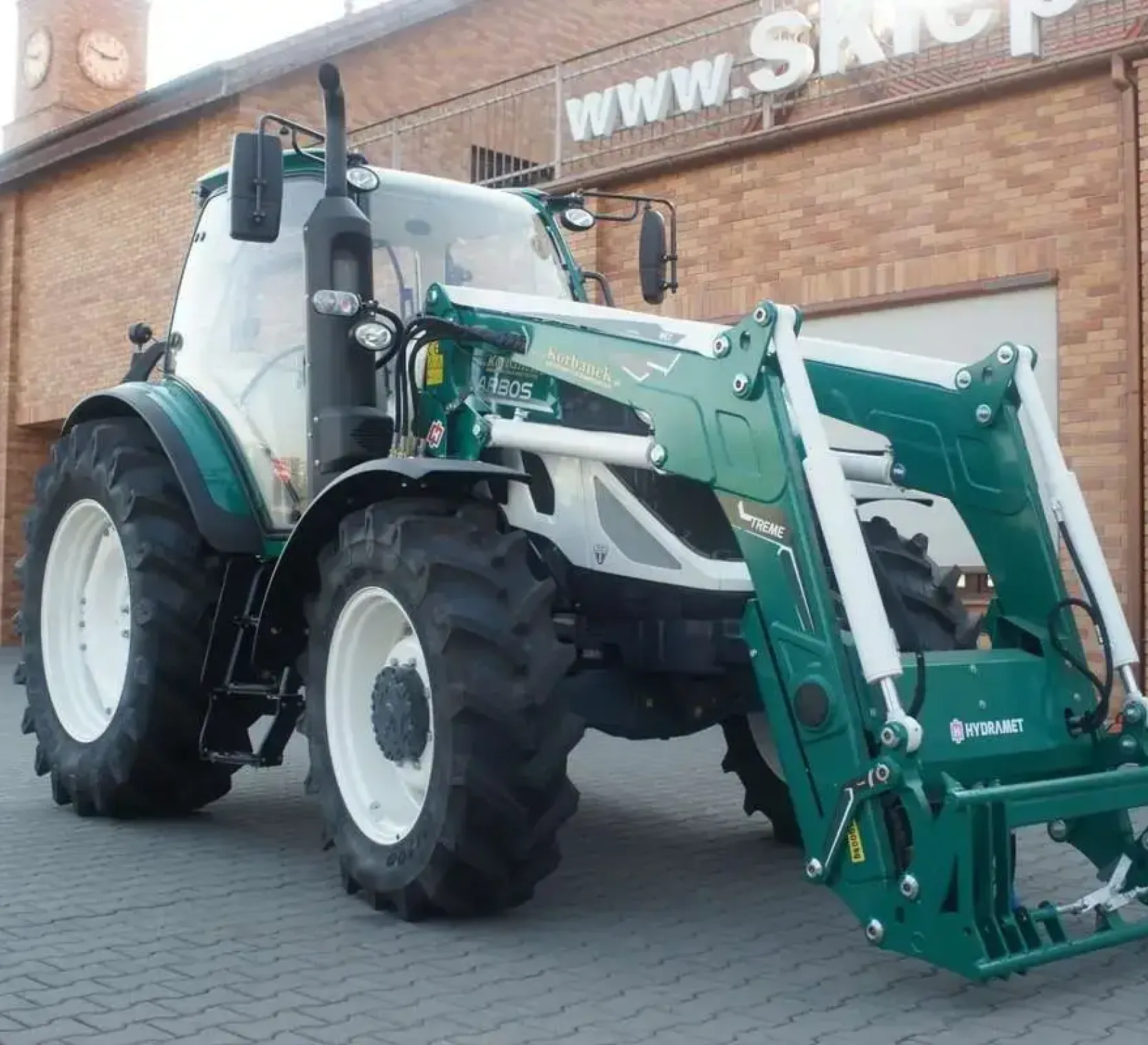 traktor arbos pokazany z profilu z zamontowanym ladowaczem