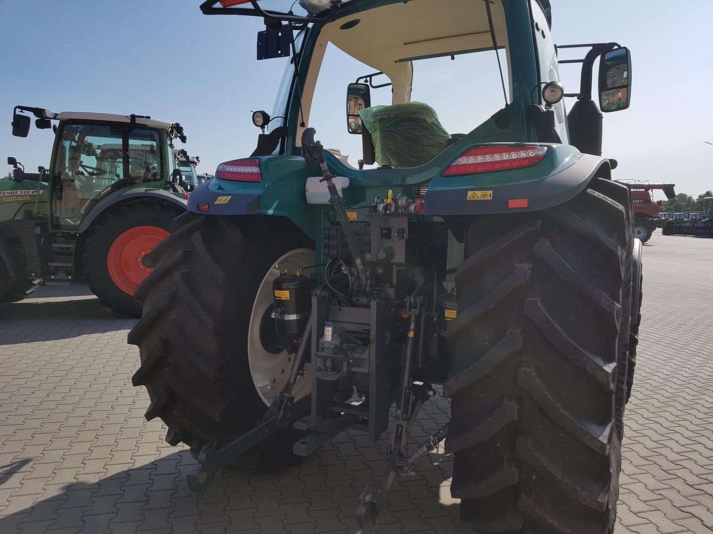ujecie z tylu ciagnika widok na okno tylny tuz lacznik gorny hydrauliczny