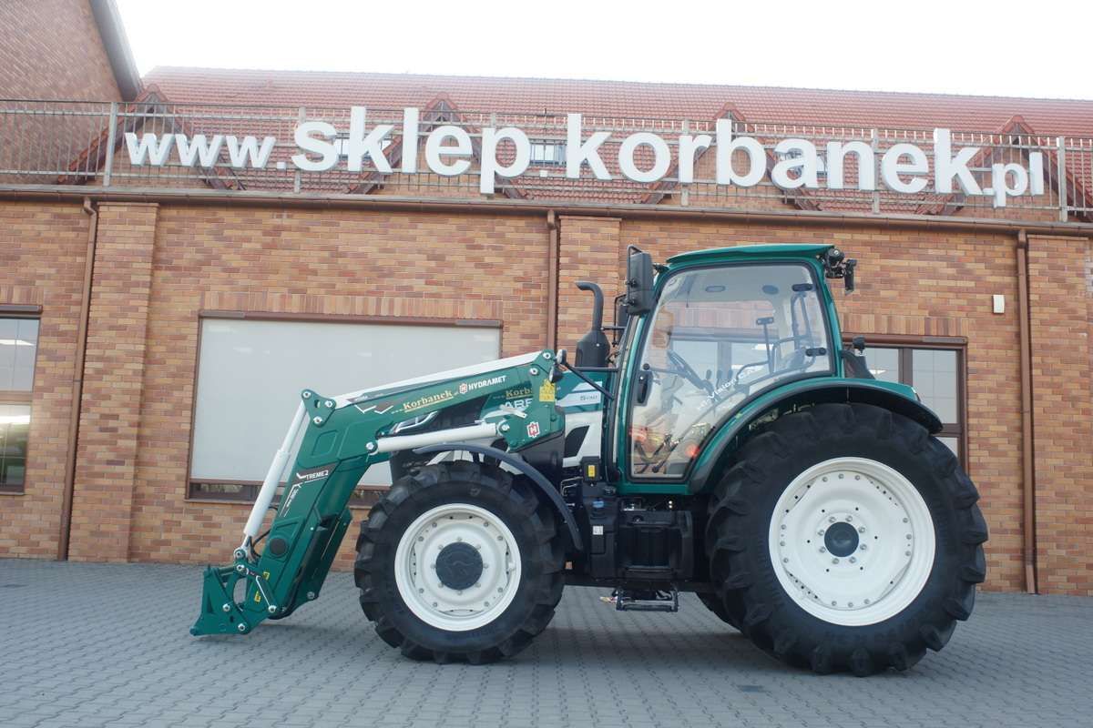 ciagnik arbos dostepny w firmie korbanek przed budynkiem z czesciami do niego