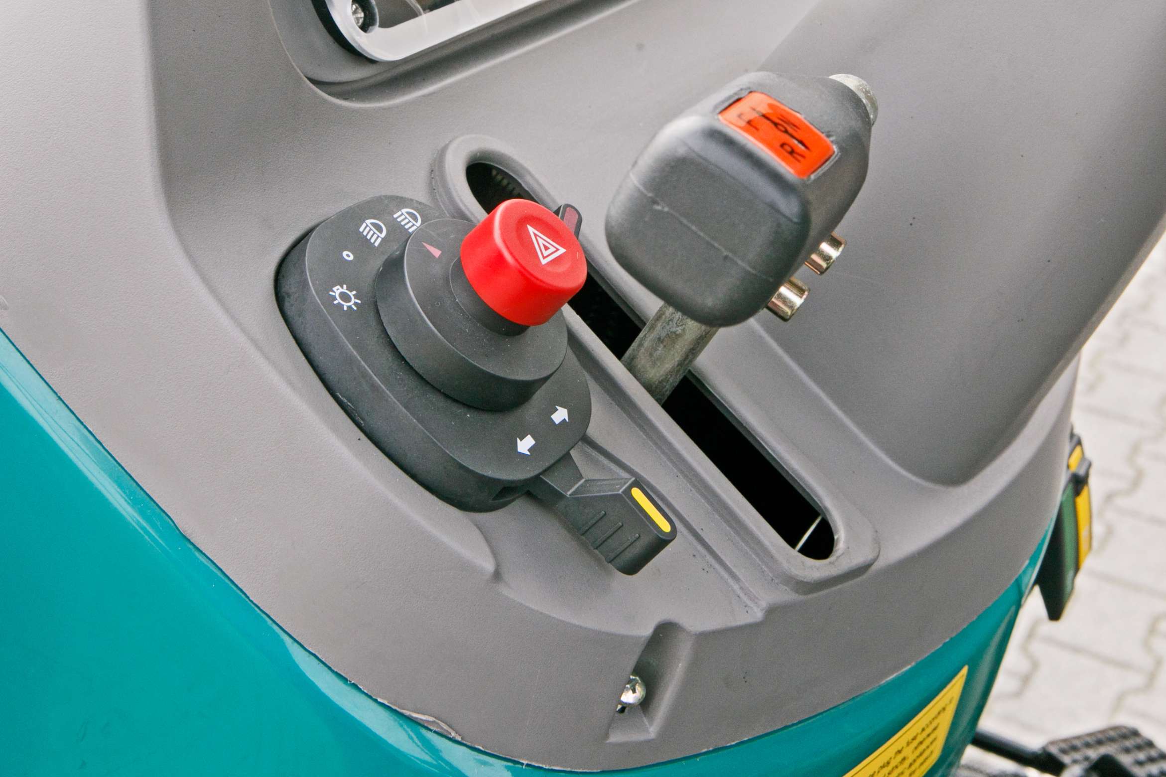 Ciągnik rolniczy Arbos 2025 Stage V widok na rewers mechaniczny