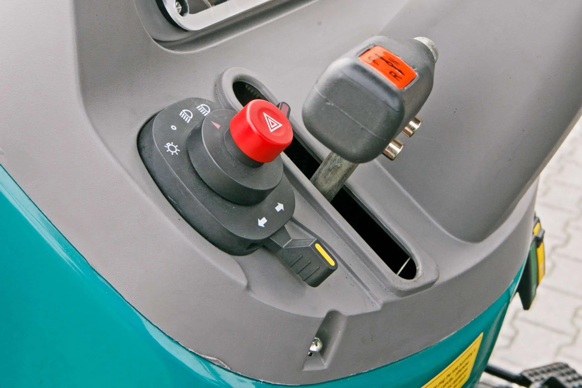 Ciągnik rolniczy Arbos 2025 Stage V widok na rewers mechaniczny