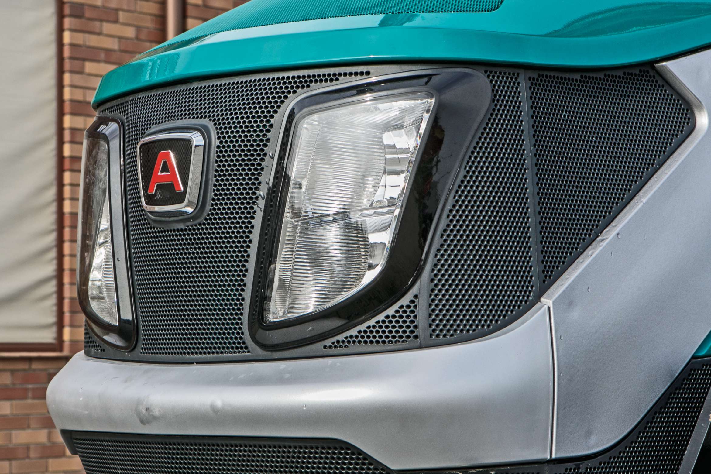 Lampy przednie w ciągniku Arbos 2025