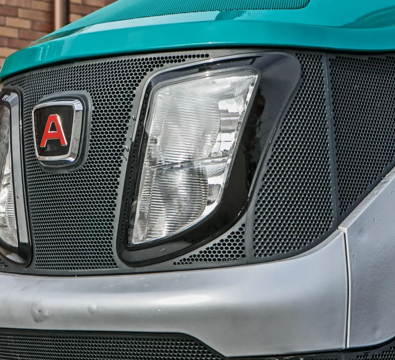 Lampy przednie w ciągniku Arbos 2025