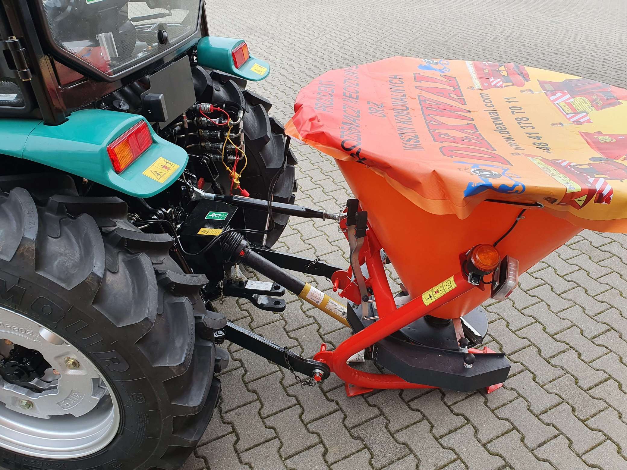 Arbos 2035 wraz z posypywarką Dexwall L300 mini