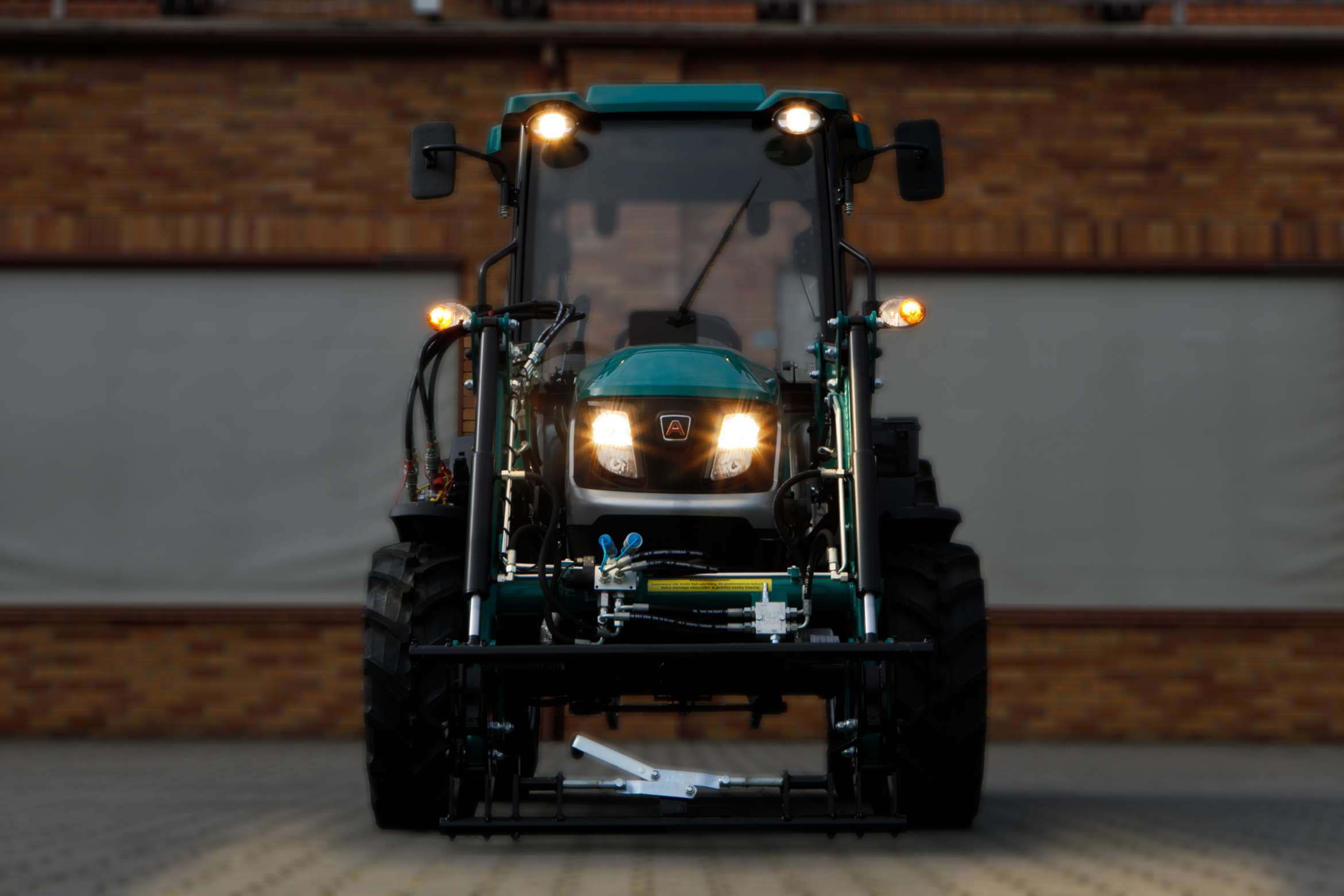 Pełne oświetlenie robocze ciągnika Arbos 2040