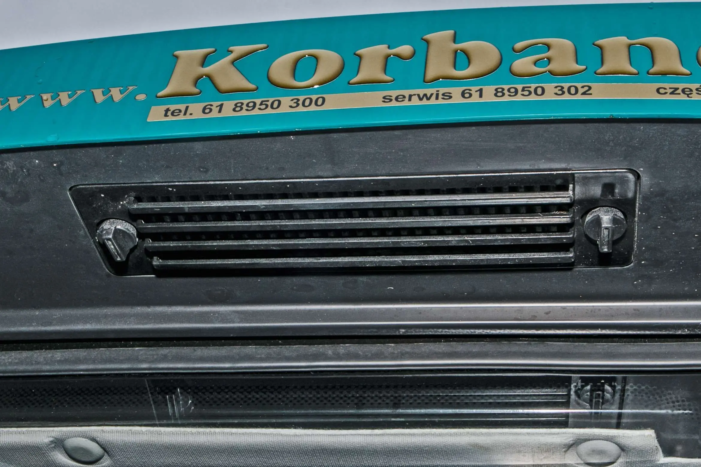Ciągnik rolniczy Arbos 2040 widok na filtr powietrza kabiny