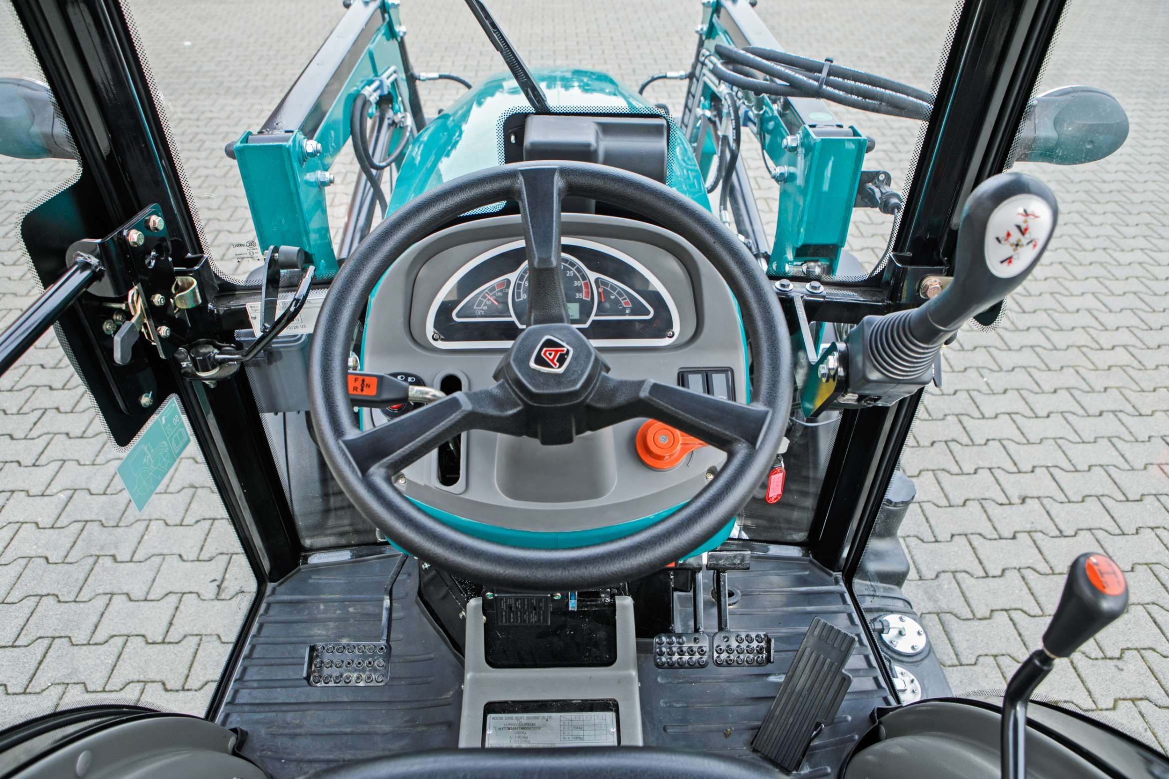Wnętrze ciągnika Arbos 2040 z deską rozdzielczą i joystickiem do sterowania ładowaczem czołowym